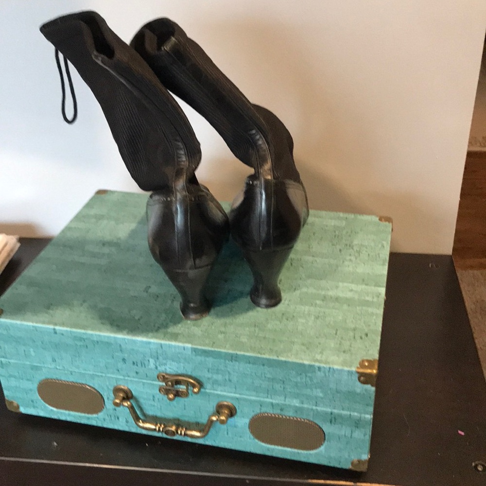 Size 10b black boots - Picture 3 of 6